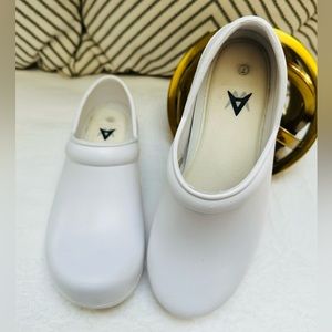 Anywhere White Guardian Angel Medical Lightweight Shoes, Size 7 for Women